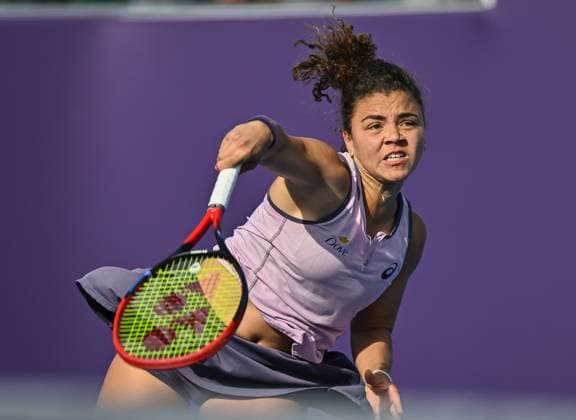 WTA, Tennis Damen QATAR OPEN TENNIS TOURNAMENT ROUND OF 32 Jasmine Paolini of Italy competes in her round of 32 match against Caroline Garcia of France during the WTA Qatar TotalEnergies Open 2025 tennis tournament at the Khalifa International Tennis Complex in Doha, Qatar, on February 11, 2025. Copyright: xNOUSHADx