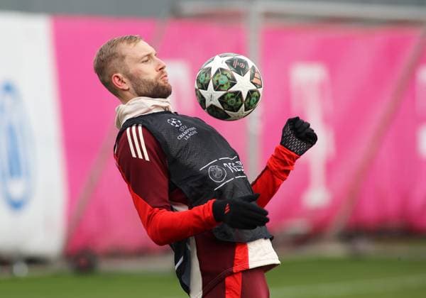 Fussball, Herren, Saison 2024 2025, FC Bayern München, Abschlusstraining, Training, Champions League Konrad Laimer (FC Bayern München) nimmt einen Ball mit der Brust an