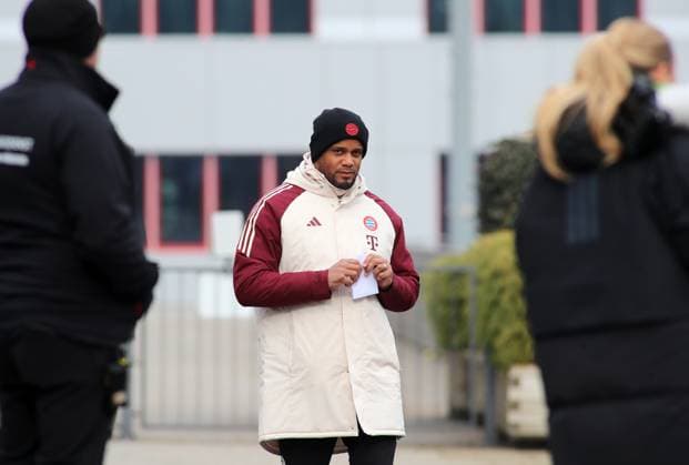 Fussball, Herren, Saison 2024 2025, FC Bayern München, Abschlusstraining, Training, Champions League Vincent Kompany, Trainer (FC Bayern München) mit Geheimzettel in der Hand, Trainingsplan, Spickzettel