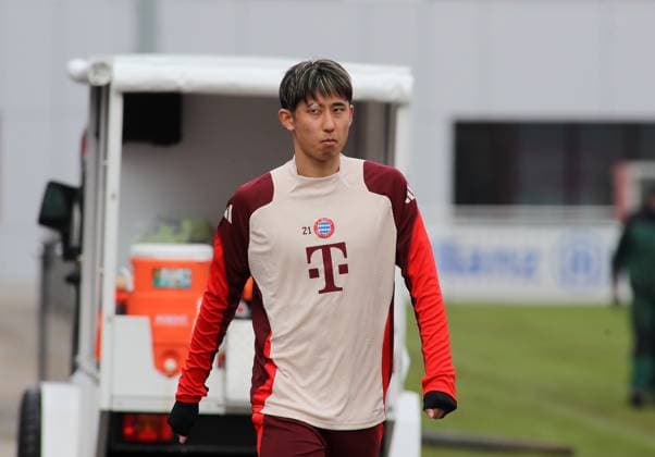 Fussball, Herren, Saison 2024 2025, FC Bayern München, Abschlusstraining, Training, Champions League Hiroki Ito (FC Bayern München) auf dem Weg zum Trainingsplatz