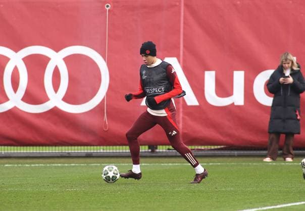 Fussball, Herren, Saison 2024 2025, FC Bayern München, Abschlusstraining, Training, Champions League Jamal Musiala (FC Bayern München) mit Ball