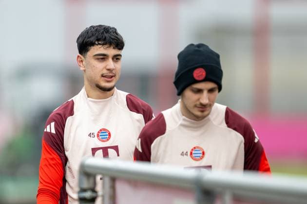 Aleksandar Pavlovic 45 (FC Bayern Muenchen), Abschlusstraining vor dem UEFA Champions League-Spiel gegen Celtic Glasgow, Saison 2024 2025 an der Saebener Strasse. 11.02.2025 DFB regulations prohibit any use of photographs as image sequences and or quasi-video Muenchen Bayern Deutschland