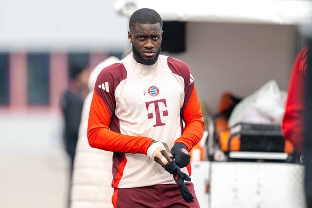 Dayot Upamecano 2 (FC Bayern Muenchen), Abschlusstraining vor dem UEFA Champions League-Spiel gegen Celtic Glasgow, Saison 2024 2025 an der Saebener Strasse. 11.02.2025 DFB regulations prohibit any use of photographs as image sequences and or quasi-video Muenchen Bayern Deutschland