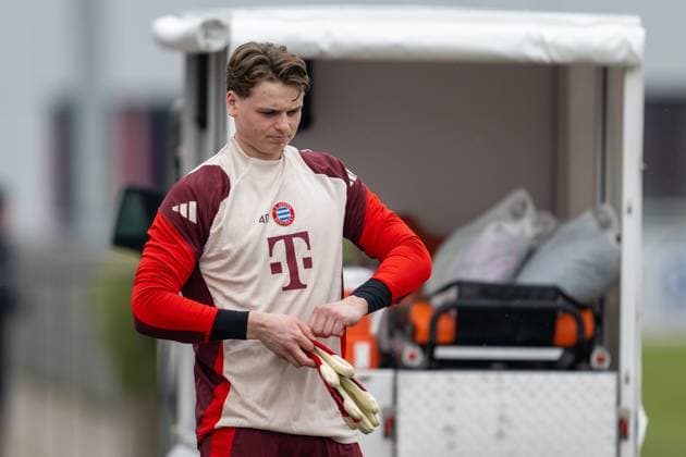 Jonas Urbig 40 (FC Bayern Muenchen), Abschlusstraining vor dem UEFA Champions League-Spiel gegen Celtic Glasgow, Saison 2024 2025 an der Saebener Strasse. 11.02.2025 DFB regulations prohibit any use of photographs as image sequences and or quasi-video Muenchen Bayern Deutschland
