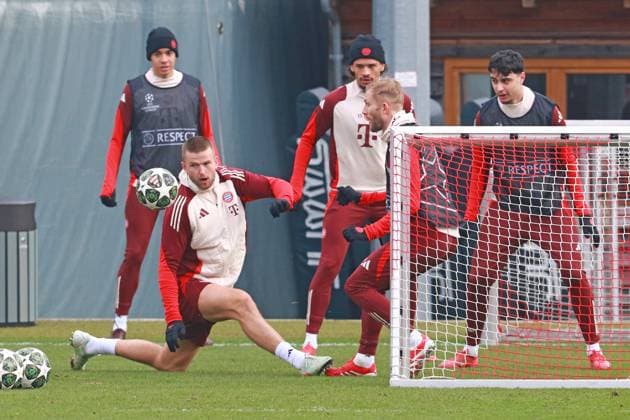 v.l. 15 Eric Dier, 42 Jamal Musiala, 10 Leroy Sane, 27 Konrad Laimer, 45 Aleksandar Pavlovic, Zweikampf Fussball Abschlusstraining - FC Bayern München vor UEFA Champions League-Spiel vs. Celtic Glasgow 11.02.2025 Trainingsgelände, Säbenerstr. FOTO: Mladen Lackovic LakoPress