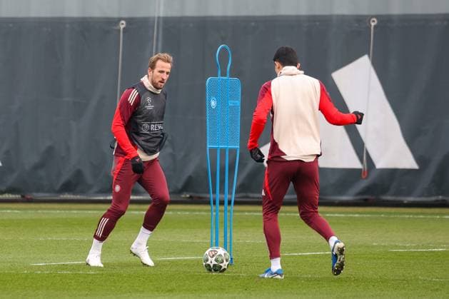 Harry Kane (FC Bayern Muenchen, 09) mit Minjae Kim (FC Bayern Muenchen, 03) im Training, GER, Abschlusstraining, FC Bayern Muenchen, Fussball, UEFA Champions League, Play-offs, Saison 2024 2025, 11.02.2025, GER, Abschlusstraining, FC Bayern Muenchen, Fussball, UEFA Champions League, Play-offs, Saison 2024 2025, 11.02.2025 Muenchen Copyright: xEibner-Pressefoto JennixMaulx EP_JML