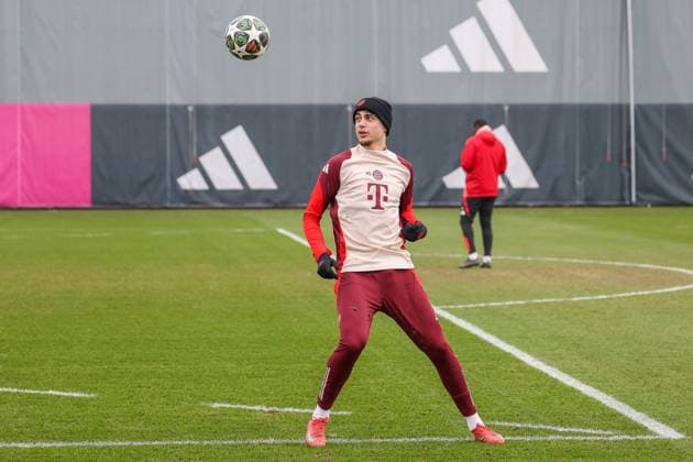 Aleksandar Pavlovic (FC Bayern Muenchen, 45) mit Ball, GER, Abschlusstraining, FC Bayern Muenchen, Fussball, UEFA Champions League, Play-offs, Saison 2024 2025, 11.02.2025, GER, Abschlusstraining, FC Bayern Muenchen, Fussball, UEFA Champions League, Play-offs, Saison 2024 2025, 11.02.2025 Muenchen Copyright: xEibner-Pressefoto JennixMaulx EP_JML