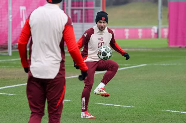Raphael Guerreiro (FC Bayern Muenchen, 22) mit Ball, GER, Abschlusstraining, FC Bayern Muenchen, Fussball, UEFA Champions League, Play-offs, Saison 2024 2025, 11.02.2025, GER, Abschlusstraining, FC Bayern Muenchen, Fussball, UEFA Champions League, Play-offs, Saison 2024 2025, 11.02.2025 Muenchen Copyright: xEibner-Pressefoto JennixMaulx EP_JML