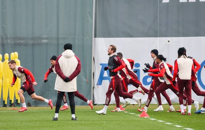 Die Spieler des FC Bayern Muenchen laufen im Training, mit Harry Kane (FC Bayern Muenchen, 09) und Aleksandar Pavlovic (FC Bayern Muenchen, 45), mit Michael Olise (FC Bayern Muenchen, 17) und Thomas Mueller (FC Bayern Muenchen, 25), mit Joshua Kimmich (FC Bayern Muenchen, 06) und Leroy Sane (FC Bayern Muenchen, 10), GER, Abschlusstraining, FC Bayern Muenchen, Fussball, UEFA Champions League, Play-offs, Saison 2024 2025, 11.02.2025, GER, Abschlusstraining, FC Bayern Muenchen, Fussball, UEFA Champions League, Play-offs, Saison 2024 2025, 11.02.2025 Muenchen Copyright: xEibner-Pressefoto JennixMaulx EP_JML