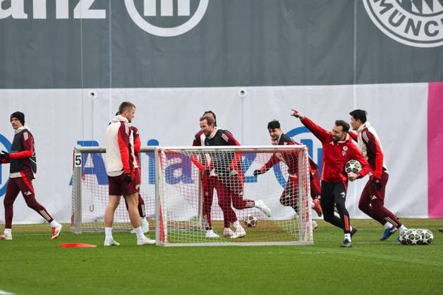 Die Spieler des FC Bayern Muenchen laufen im Training, mit Harry Kane (FC Bayern Muenchen, 09) und Aleksandar Pavlovic (FC Bayern Muenchen, 45), mit Eric Dier (FC Bayern Muenchen, 15) und Thomas Mueller (FC Bayern Muenchen, 25), mit Minjae Kim (FC Bayern Muenchen, 03), GER, Abschlusstraining, FC Bayern Muenchen, Fussball, UEFA Champions League, Play-offs, Saison 2024 2025, 11.02.2025, GER, Abschlusstraining, FC Bayern Muenchen, Fussball, UEFA Champions League, Play-offs, Saison 2024 2025, 11.02.2025 Muenchen Copyright: xEibner-Pressefoto JennixMaulx EP_JML