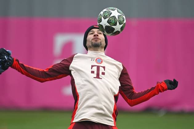 Raphael GUERREIRO (Bayern Muenchen),Aktion,Einzelbild,angeschnittenes Einzelmotiv,Halbfigur,halbe Figur. Abschlusstraining,Training. Fussball Champions League:Abschlussttraining vor dem Play Off Spiel Celtic FC - FC Bayern Muenchen am 11.02.2025 in Muenchen,