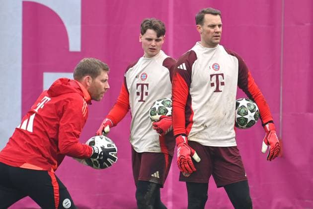 v.re:Manuel NEUER (Torwart Bayern Muenchen), Torwart Jonas URBIG (Bayern Muenchen), Torwarttrainer Michael RECHNER (Bayern Muenchen) Abschlusstraining,Training. Fussball Champions League:Abschlussttraining vor dem Play Off Spiel Celtic FC - FC Bayern Muenchen am 11.02.2025 in Muenchen,