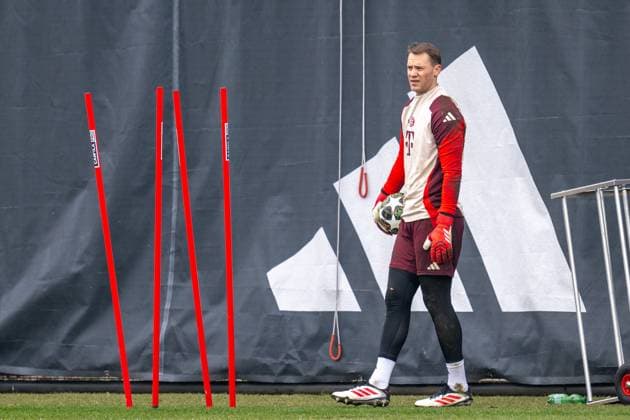 Manuel Neuer 1 (FC Bayern Muenchen), Abschlusstraining vor dem UEFA Champions League-Spiel gegen Celtic Glasgow, Saison 2024 2025 an der Saebener Strasse. 11.02.2025 DFB regulations prohibit any use of photographs as image sequences and or quasi-video Muenchen Bayern Deutschland