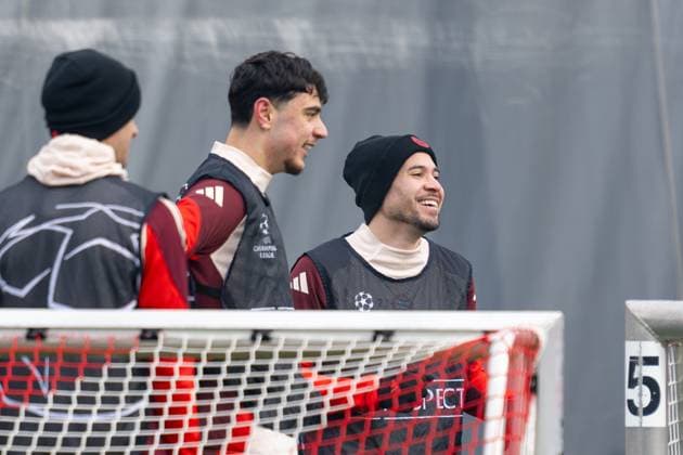 Aleksandar Pavlovic 45 (FC Bayern Muenchen), Raphael Guerreiro 22 (FC Bayern Muenchen) haben Spass, Abschlusstraining vor dem UEFA Champions League-Spiel gegen Celtic Glasgow, Saison 2024 2025 an der Saebener Strasse. 11.02.2025 DFB regulations prohibit any use of photographs as image sequences and or quasi-video Muenchen Bayern Deutschland