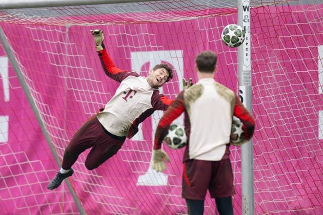Daniel Peretz 18 (FC Bayern Muenchen), Abschlusstraining vor dem UEFA Champions League-Spiel gegen Celtic Glasgow, Saison 2024 2025 an der Saebener Strasse. 11.02.2025 DFB regulations prohibit any use of photographs as image sequences and or quasi-video Muenchen Bayern Deutschland