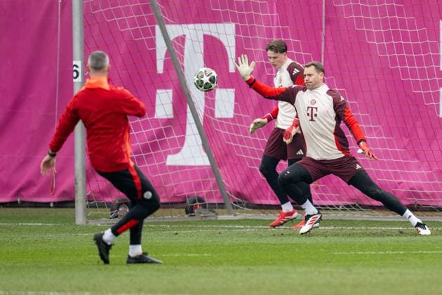 Manuel Neuer 1 (FC Bayern Muenchen), Jonas Urbig 40 (FC Bayern Muenchen), Abschlusstraining vor dem UEFA Champions League-Spiel gegen Celtic Glasgow, Saison 2024 2025 an der Saebener Strasse. 11.02.2025 DFB regulations prohibit any use of photographs as image sequences and or quasi-video Muenchen Bayern Deutschland