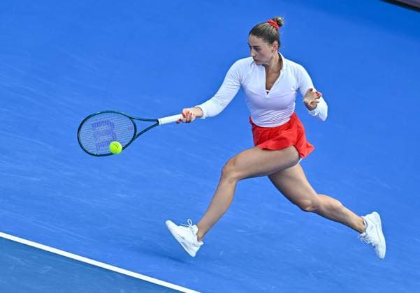 WTA, Tennis Damen QATAR OPEN TENNIS TOURNAMENT ROUND OF 32 Marta Kostyuk of Ukraine competes in her round of 32 match against Coco Gauff of the United States during the WTA Qatar TotalEnergies Open 2025 tennis tournament at the Khalifa International Tennis Complex in Doha, Qatar, on February 11, 2025. Copyright: xNOUSHADx