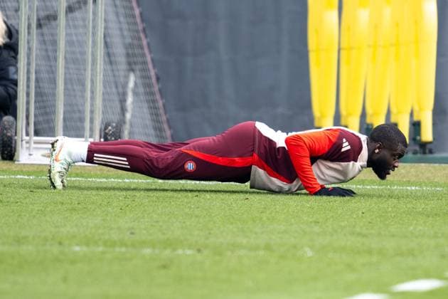 Dayot Upamecano 2 (FC Bayern Muenchen) liegestuetzen, Abschlusstraining vor dem UEFA Champions League-Spiel gegen Celtic Glasgow, Saison 2024 2025 an der Saebener Strasse. 11.02.2025 DFB regulations prohibit any use of photographs as image sequences and or quasi-video Muenchen Bayern Deutschland