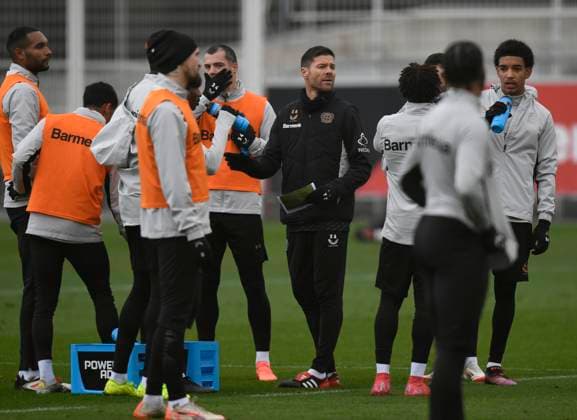 11.02.2025, xophax, Fussball , Bayer 04 Leverkusen Training, Trainingswoche vor dem Top-Spiel gegen Bayer München, Trainer Xabi Alonso , Mitte Links Granitz Xhaka (DFL DFB REGULATIONS PROHIBIT ANY USE OF PHOTOGRAPHS as IMAGE SEQUENCES and or QUASI-VIDEO) Leverkusen