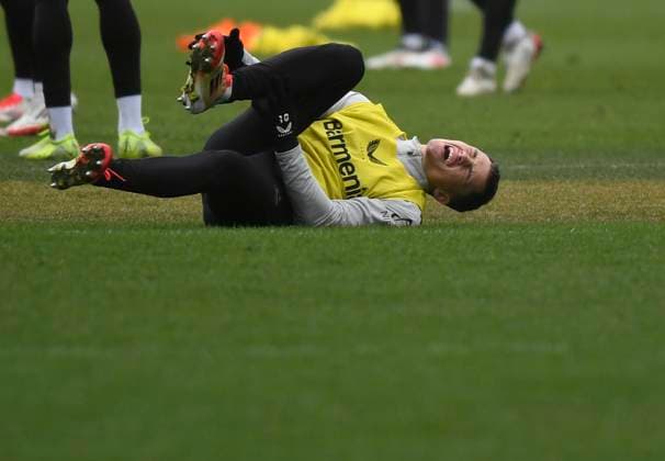 11.02.2025, xophax, Fussball , Bayer 04 Leverkusen Training, Trainingswoche vor dem Top-Spiel gegen Bayer München, Florian Wirtz nach einem Zweikampf am Boden (DFL DFB REGULATIONS PROHIBIT ANY USE OF PHOTOGRAPHS as IMAGE SEQUENCES and or QUASI-VIDEO) Leverkusen