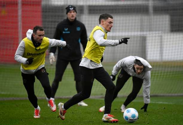 11.02.2025, xophax, Fussball , Bayer 04 Leverkusen Training, Trainingswoche vor dem Top-Spiel gegen Bayer München, Florian Wirtz , Mitte am Ball Links Aleix Garcia (DFL DFB REGULATIONS PROHIBIT ANY USE OF PHOTOGRAPHS as IMAGE SEQUENCES and or QUASI-VIDEO) Leverkusen