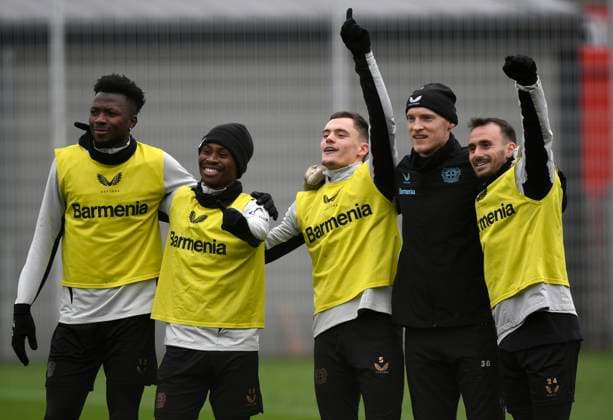 Sport Bilder des Tages 11.02.2025, xophax, Fussball , Bayer 04 Leverkusen Training , Trainingswoche vor dem Top-Spiel gegen Bayer München, Florian Wirtz , Mitte mit Edmond Tapsoba , Nathan Tella , Niklas Lomb und Alexis Garcia , von links nach rechts (DFL DFB REGULATIONS PROHIBIT ANY USE OF PHOTOGRAPHS as IMAGE SEQUENCES and or QUASI-VIDEO) Leverkusen