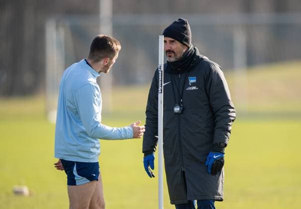 Fussball, Herren, Saison 2024 25, 2. Bundesliga, Hertha BSC, Training, v.l. Jonjoe Kenny (Hertha BSC), Trainer Cristian Fiel (Hertha BSC), 11.02. 2025,