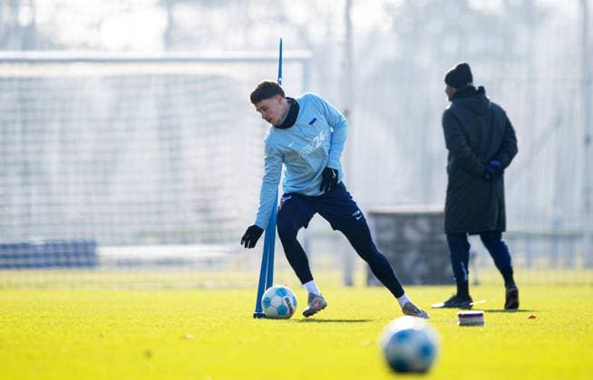 Fussball, Herren, Saison 2024 25, 2. Bundesliga, Hertha BSC, Training, v.l. Linus Gechter (Hertha BSC), Trainer Cristian Fiel (Hertha BSC), 11.02. 2025,