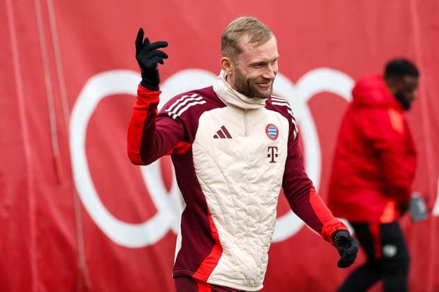 Konrad Laimer (FC Bayern Muenchen, 27) lachend mit Hand in der Luft beim Training, GER, Abschlusstraining, FC Bayern Muenchen, Fussball, UEFA Champions League, Play-offs, Saison 2024 2025, 11.02.2025, GER, Abschlusstraining, FC Bayern Muenchen, Fussball, UEFA Champions League, Play-offs, Saison 2024 2025, 11.02.2025 Muenchen Copyright: xEibner-Pressefoto JennixMaulx EP_JML