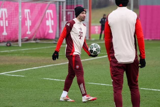Raphael Guerreiro (FC Bayern Muenchen, 22) mit Ball beim Training, GER, Abschlusstraining, FC Bayern Muenchen, Fussball, UEFA Champions League, Play-offs, Saison 2024 2025, 11.02.2025, GER, Abschlusstraining, FC Bayern Muenchen, Fussball, UEFA Champions League, Play-offs, Saison 2024 2025, 11.02.2025 Muenchen Copyright: xEibner-Pressefoto JennixMaulx EP_JML