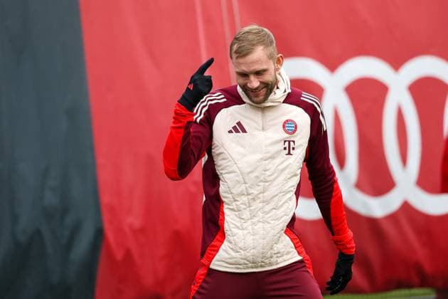Konrad Laimer (FC Bayern Muenchen, 27) lachend mit Zeigefinger am Kopf beim Training, GER, Abschlusstraining, FC Bayern Muenchen, Fussball, UEFA Champions League, Play-offs, Saison 2024 2025, 11.02.2025, GER, Abschlusstraining, FC Bayern Muenchen, Fussball, UEFA Champions League, Play-offs, Saison 2024 2025, 11.02.2025 Muenchen Copyright: xEibner-Pressefoto JennixMaulx EP_JML