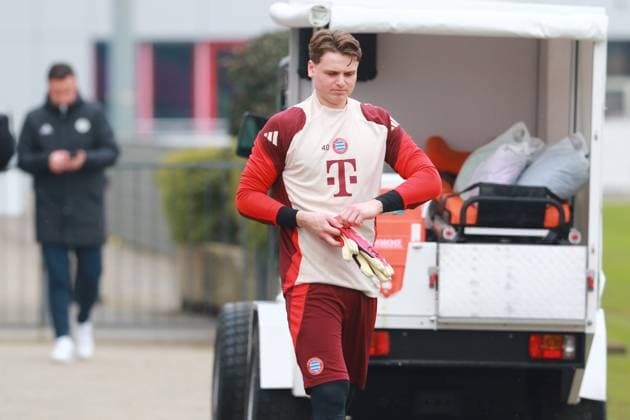 40 Jonas Urbig, Portraet, Portrait, Handschuhe, Torwarthandschuhe, Fussball Abschlusstraining - FC Bayern München vor UEFA Champions League-Spiel vs. Celtic Glasgow 11.02.2025 Trainingsgelände, Säbenerstr. FOTO: Mladen Lackovic LakoPress