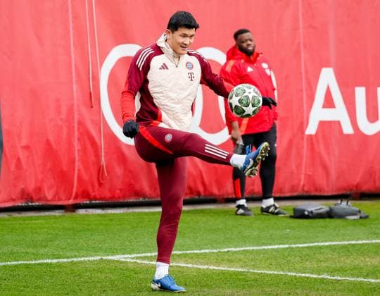 Minjae Kim (FC Bayern Muenchen, 03) mit Ball beim Training, GER, Abschlusstraining, FC Bayern Muenchen, Fussball, UEFA Champions League, Play-offs, Saison 2024 2025, 11.02.2025, GER, Abschlusstraining, FC Bayern Muenchen, Fussball, UEFA Champions League, Play-offs, Saison 2024 2025, 11.02.2025 Muenchen Copyright: xEibner-Pressefoto JennixMaulx EP_JML