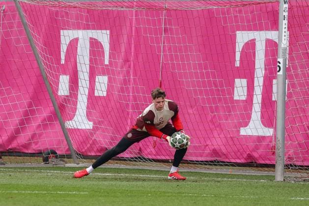 Jonas Urbig (FC Bayern Muenchen, 40) beim Training, GER, Abschlusstraining, FC Bayern Muenchen, Fussball, UEFA Champions League, Play-offs, Saison 2024 2025, 11.02.2025, GER, Abschlusstraining, FC Bayern Muenchen, Fussball, UEFA Champions League, Play-offs, Saison 2024 2025, 11.02.2025 Muenchen Copyright: xEibner-Pressefoto JennixMaulx EP_JML