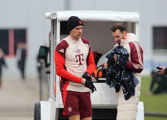 Fussball, Herren, Saison 2024 2025, FC Bayern München, Abschlusstraining, Training, Champions League Leon Goretzka (FC Bayern München) auf dem Weg zum Trainingsplatz, nachdenklich, nachdenken