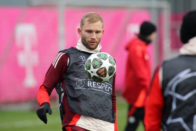 Fussball, Herren, Saison 2024 2025, FC Bayern München, Abschlusstraining, Training, Champions League Konrad Laimer (FC Bayern München) mit Blick auf den Ball