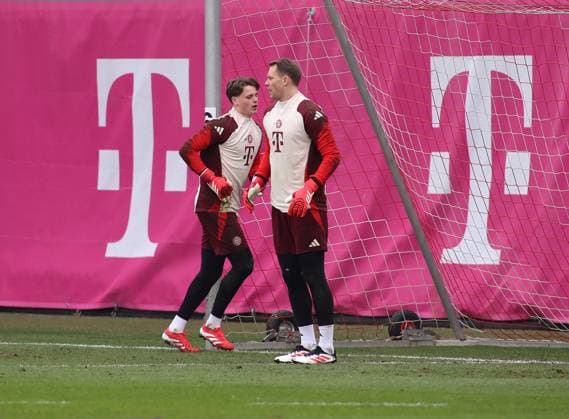 Fussball, Herren, Saison 2024 2025, FC Bayern München, Abschlusstraining, Training, Champions League Jonas Urbig (FC Bayern München) (li.) mit Manuel Neuer (FC Bayern München) (re.) beim Torwarttraining