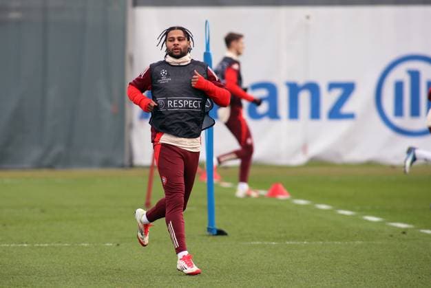 Fussball, Herren, Saison 2024 2025, FC Bayern München, Abschlusstraining, Training, Champions League Serge Gnabry (FC Bayern München) beim Laufen mit Leibchen