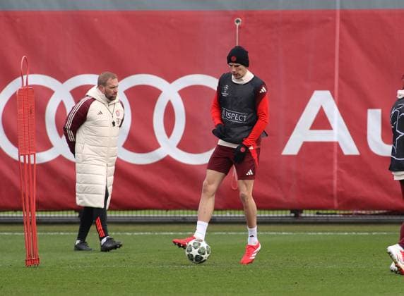 Fussball, Herren, Saison 2024 2025, FC Bayern München, Abschlusstraining, Training, Champions League Leon Goretzka (FC Bayern München) mit Ball