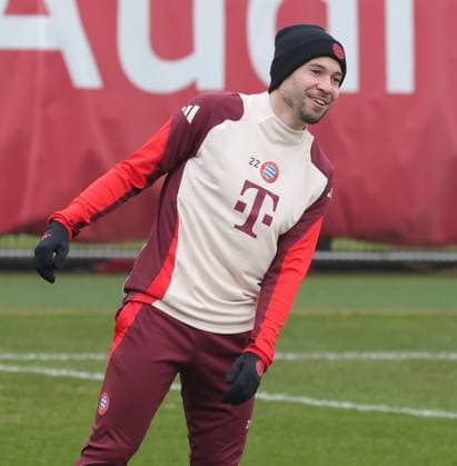 11.02.2025, Champions League, Abschlusstraining FC Bayern , Saebenerstrasse Munechen, Fussball, im Bild: Raphael Guerreiro (FC Bayern Muenchen)