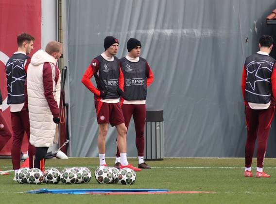 Fussball, Herren, Saison 2024 2025, FC Bayern München, Abschlusstraining, Training, Champions League Leon Goretzka (FC Bayern München) (li.) mit Jamal Musiala (FC Bayern München) (re.) stehend, beobachten, schauen, zuschauen