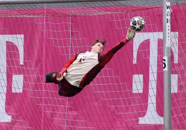 Fussball, Herren, Saison 2024 2025, FC Bayern München, Abschlusstraining, Training, Champions League Jonas Urbig (FC Bayern München) fliegt einem Ball hinterher, strecken, Parade, rauskratzen