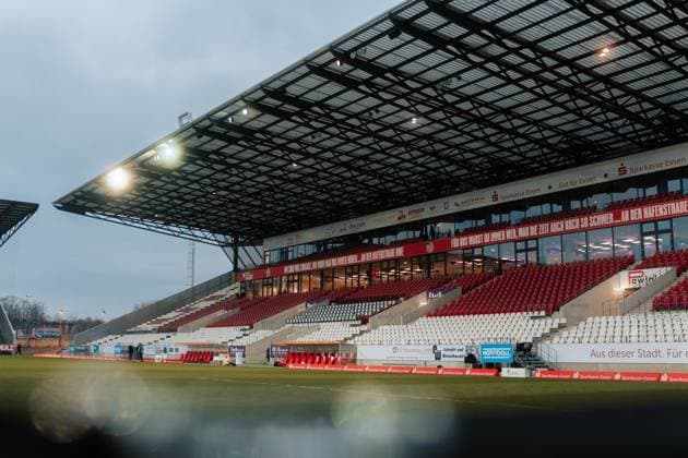 11.02.25, Frauen, Fussball, 1.BL, Saison 2024 2025, SGS Essen - 1. FC Köln, 13. Spieltag Totale Stadion an der Hafenstrasse Innen, Leere Tribüne in der Dämmerung Essen Stadion an der Hafenstrasse NRW Deutschland