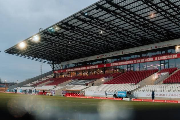 11.02.25, Frauen, Fussball, 1.BL, Saison 2024 2025, SGS Essen - 1. FC Köln, 13. Spieltag Totale Stadion an der Hafenstrasse Innen, Leere Tribüne in der Dämmerung Essen Stadion an der Hafenstrasse NRW Deutschland