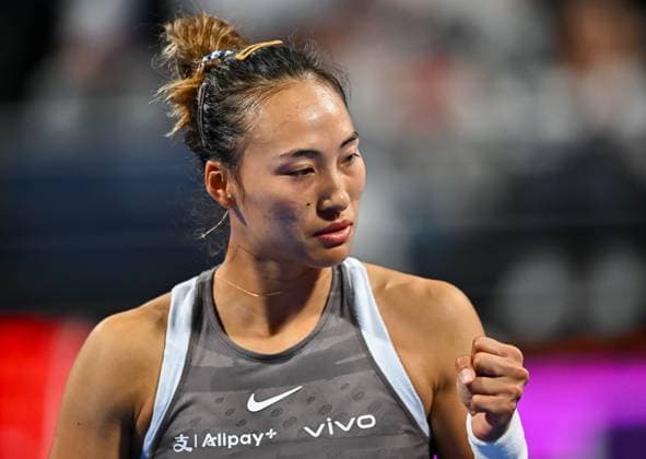 WTA, Tennis Damen QATAR OPEN TENNIS TOURNAMENT ROUND OF 32 Qinwen Zheng of China competes in her round of 32 match against Ons Jabeur of Tunisia during the WTA Qatar TotalEnergies Open 2025 tennis tournament at the Khalifa International Tennis Complex in Doha, Qatar, on February 11, 2025. DOHA Qatar Copyright: xNOUSHADx