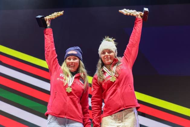 ALPINE SKIING - FIS Ski WC Saalbach 2025 SAALBACH,AUSTRIA,11.FEB.25 - ALPINE SKIING - FIS Alpine World Ski Championships Saalbach 2025, team combined, ladies, medal plaza, award ceremony. Image shows Mikaela Shiffrin and Breezy Johnson (USA). Keywords: trophy.  GEPAxpictures xHaraldxSteiner
