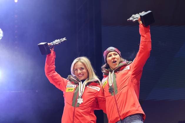 Sport Bilder des Tages ALPINE SKIING - FIS Ski WC Saalbach 2025 SAALBACH,AUSTRIA,11.FEB.25 - ALPINE SKIING - FIS Alpine World Ski Championships Saalbach 2025, team combined, ladies, medal plaza, award ceremony. Image shows Lara Gut-Behrami and Wendy Holdener (SUI). Keywords: trophy, medal.  GEPAxpictures xHaraldxSteiner