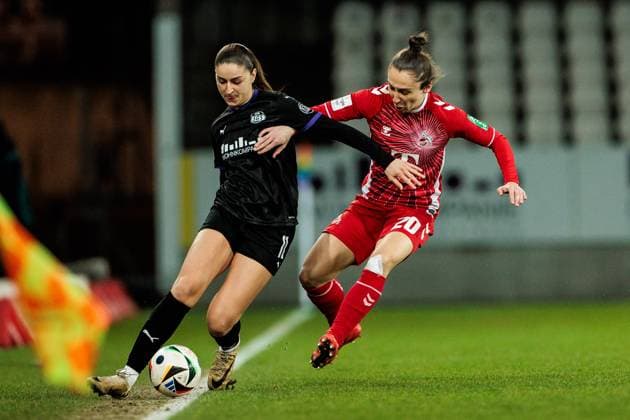GOOGLE PIXEL Frauen Bundesliga, SGS Essen - 1. FC Köln; 11.02.2025 Zweikampf Laureta Elmazi (SGS Essen, 11), Sylwia Matysik (1. FC Köln, 20) GOOGLE PIXEL Frauen Bundesliga, SGS Essen - 1. FC Köln, Essen, Stadion an der Hafenstrasse am 11.02.2025 DFB REGULATIONS PROHIBIT ANY USE OF PHOTOGRAPHS AS IMAGE SEQUENCES AND OR QUASI-VIDEO. Copyright: xBEAUTIFULxSPORTS Wunderlx
