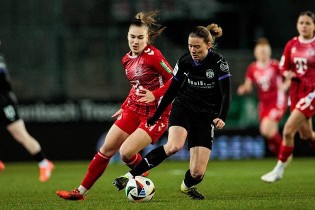 GOOGLE PIXEL Frauen Bundesliga, SGS Essen - 1. FC Köln; 11.02.2025 Zweikampf Alena Bienz (1. FC Köln, 11), Lena Ostermeier (SGS Essen, 18) GOOGLE PIXEL Frauen Bundesliga, SGS Essen - 1. FC Köln, Essen, Stadion an der Hafenstrasse am 11.02.2025 DFB REGULATIONS PROHIBIT ANY USE OF PHOTOGRAPHS AS IMAGE SEQUENCES AND OR QUASI-VIDEO. Copyright: xBEAUTIFULxSPORTS Wunderlx