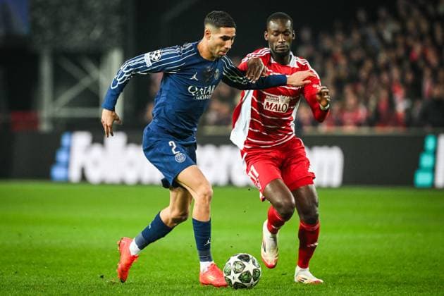 Sport Bilder des Tages February 11, 2025, Guingamp, France, France: Achraf HAKIMI of PSG and Abdallah SIMA of Brest during the UEFA Champions League match between Stade Brestois (Brest) Paris Saint-Germain (PSG) at Roudourou Stadium on February 11, 2025 in Guingamp, France. Guingamp France - ZUMAm308 20250211_zsp_m308_001 Copyright: xMatthieuxMirvillex